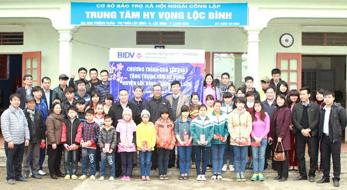 Đại diện lãnh đạo BIDV Hà Tây trao quà từ thiện đến Trung tâm Hy vọng Lộc Bình. Nguồn: bidv.com.vn
